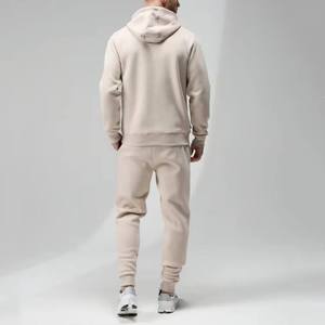 Conjunto de chándal beige de lujo para hombre con logo personalizado, sudadera con capucha de forro polar y pantalones de chándal con cordón, venta al por mayor, ajuste slim - Product Image 6
