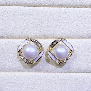 Pendientes de Botón Finos de Oro de 14K para Mujer, Estilo Simple, Geométricos, Cuadrados, Esmaltados, Huecos, con Cinta, Circonita y Perla, Zhuji Danshui - Product Image 1