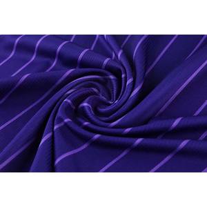 Fabricant OEM d'uniformes de basketball personnalisés, ensemble maillot et short de haute qualité, tissu respirant, col en V, fermeture à cordon. - Product Image 4