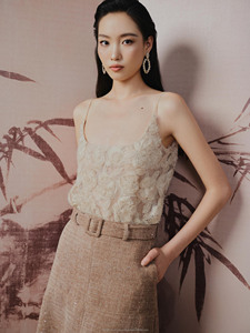 Jupe trapèze de luxe printemps en tweed beige-brun avec sequins et accents scintillants, longueur mi-mollet, respirante, avec ceinture en tissu assortie - Product Image 2