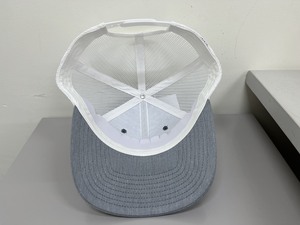 Casquette Trucker à 6 Panneaux Gris et Blanc en Maille, Logo et Couleur Personnalisables, pour Adultes, Vêtements de Sport Décontractés d'Extérieur, Fabriquée en Usine au Vietnam - Product Image 3
