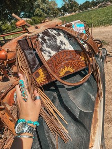 Sac fourre-tout en cuir de vachette tressé Western Sunflower avec franges |   Sac à main en cuir à poils pour femmes - Product Image 2
