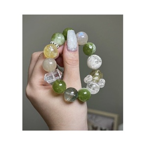 Bracelet moderne en résine avec un artisanat artistique élégant, bijoux haut de gamme pour femmes du monde entier - Product Image 1