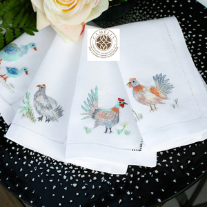 Motifs de poulets colorés brodés sur des serviettes en lin apportent un charme champêtre joyeux aux repas décontractés et aux rassemblements. - Product Image 2