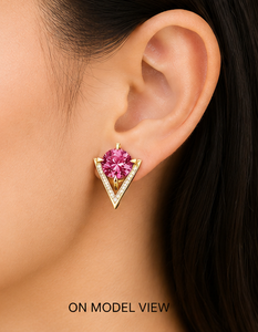 Pendientes geométricos de lujo en oro amarillo de 18 quilates con marco triangular, piedra preciosa rosa de corte redondo y detalles de diamantes en el borde. - Product Image 6