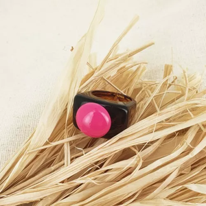 Anillo de resina blanca con banda ancha y cabujón redondo naranja, joyería de moda llamativa - Product Image 2