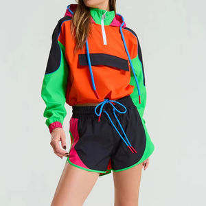 Conjunto de verano transpirable de dos piezas para mujer, personalizado por OEM, con bloques de color, chaqueta cortavientos de nailon con cremallera y pantalones cortos, conjunto deportivo. - Product Image 2