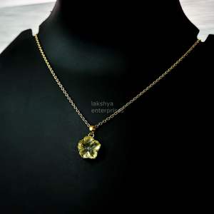 Colgante de cuarzo limón natural con forma de flor, collar de piedras preciosas talladas, colgante de cuarzo limón natural con forma de flor, regalo para mujer, joyería. - Product Image 1