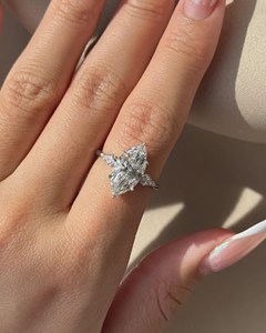 Anillo de tres piedras con diamante cultivado en laboratorio de corte marquesa de 3 CT – Anillo marquesa con certificación IGI E VVS2 y piedras laterales de corte cometa - Product Image 1