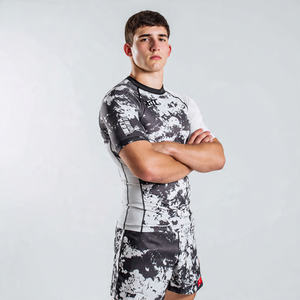 Ensemble deux pièces de compression pour homme : Rashguard sublimé et short de natation imprimé - Product Image 1