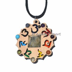 Pendentif en tranche de chakra du troisième oeil en agate sculptée gravée avec design Feng Shui et mascotte - Product Image 4