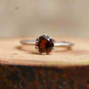 Anillo de Boda Elegante de Plata de Ley 925 con Tres Piedras de Granate Natural, Regalo de Piedra de Nacimiento de Enero para Mujer - Product Image 2