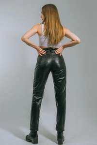 Pantalon en similicuir noir – Pantalon en cuir vegan à taille haute et jambes larges |   Streetwear Unisexe Fait Main - Product Image 4