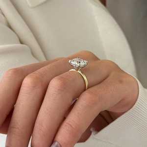 Anillo Solitario de Diamante Cultivado en Laboratorio de 4 Quilates, Corte Brillante Redondo, E VVS2, Anillo de Compromiso con Garras Blancas de Dos Tonos, Certificado IGI - Product Image 3
