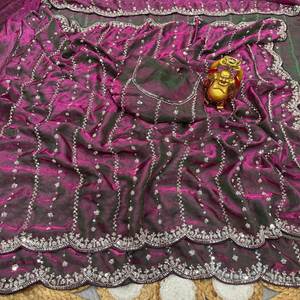 Exquisito Saree de Fiesta con Cuentas Doradas en Terciopelo Brillante de Seda Pura con Bordado Artesanal - Product Image 3