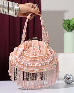 Bolso de Noche Rosa con Flecos de Cuentas, Clutch Artesanal con Correa para el Hombro para Fiesta - Product Image 1