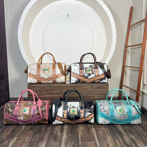 Sacs de voyage en cuir de vachette façonnés à la main Super Septembre, élégants avec détails floraux et conchos turquoise, sac de week-end - Product Image 4