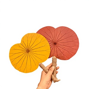 พัดใบบัวเก๋ไก๋สีสันสดใส งานฝีมือคุณภาพจากเวียดนาม ราคาสุดคุ้ม - Product Image 1
