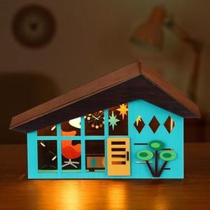 Figurine de maison traditionnelle en bois de pin - Peinte à la main, écologique, artisanale, durable, à suspendre au mur par Aqudus Saleem - Product Image 1