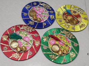 Ensemble de thali festif artisanal aux couleurs vibrantes, orné de motifs élégants de paon, de perles et d'une base en tissu floral - Product Image 2