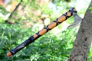Hache de combat de style viking faite à la main avec une tête en acier au carbone forgé et une longue poignée en bois, idéale pour le camping, la coupe de bois, la chasse - Product Image 4