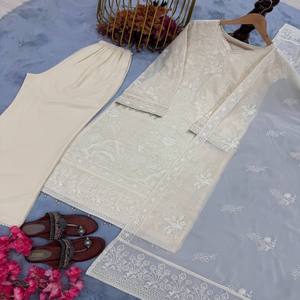 Conjunto VASTRA COTTAGE de Blusa Georgette y Pantalón Plazzo con Bordado de Manga Larga, Moti Latkan, Forro de Micro Algodón y Dupatta a Juego - Product Image 4