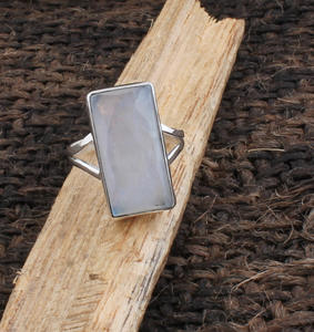 แหวนรูปทรงสี่เหลี่ยมผืนผ้าประดับมูนสโตนสีรุ้งธรรมชาติ เงินแท้ 925 แหวนไฟสีน้ำเงินสำหรับผู้หญิง เครื่องประดับทำมือ หินประจำเดือนเกิดเดือนมิถุนายน ขายส่ง - Product Image 5