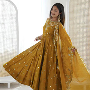 Elegante Traje Anarkali de Diseñador con Bordado Intenso y Estilo Acampanado - Product Image 1