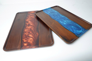Bandeja rectangular moderna de madera con incrustaciones de resina azul y marrón, diseño duradero - Product Image 3