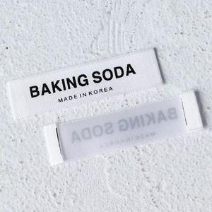 Etiqueta Tejida Personalizada de Seda Dorada Mate, Suave, con Borde Cortado a Láser, Plegable, en Rollo, Impermeable y Ecológica para Prendas - Product Image 2