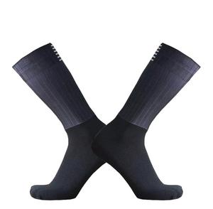 Chaussettes de sport pour hommes en maille unie respirante et écologique, en Spandex et Polyester, pour l'été, couleurs rose, vert, blanc, noir, avec logo sur le revers. - Product Image 4