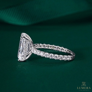 Anillo de compromiso con diamante grande de corte radiante cultivado en laboratorio, engaste catedral con halo oculto y banda pavé de diamantes redondos para esposa - Product Image 3