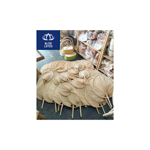VENTA EXITOSA: Abanico de Mano Ecológico de Palma, Seguro y Limpio, Ideal para Refrescar el Aire y como Recuerdo de Boda, Proveedor Directo - Product Image 1
