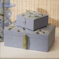 NOUSHAD ARTISANAT ÉCRANTEUR DE BAGUES EN VELVET BRODÉ FLEURS MODERNE DE LUXE, BOÎTE DE RANGEMENT PORTABLE À PLUSIEURS COMPARTIMENTS POUR LA MAISON