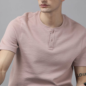 เสื้อยืดคอกลมแขนสั้นผ้าวาฟเฟิลสีชมพูสำหรับผู้ชายทรงเข้ารูปลำลองสีทึบ - Product Image 4