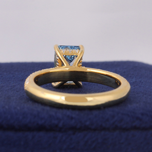 Bague de mariage et de fête en or jaune 14 carats avec diamant de laboratoire bleu taille émeraude 2 carats et halo caché (certifié IGI) – Luxe - Product Image 4