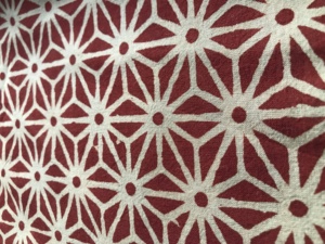 ผ้าฝ้ายพิมพ์ลายบล็อกสีแดงขาว – ลายดาวเรขาคณิตแบบตาข่าย ผ้าฝ้ายอินเดียสำหรับชุดเดรสและเครื่องแต่งกาย - Product Image 3