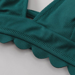 Ensemble bikini deux pièces pour femme, haut à volants col en V profond, bas hipster, maillot de bain rose uni, extensible en Spandex et Nylon - Product Image 5