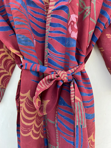 Kimono de chifón indio vintage rosa oscuro, reciclado y hecho a mano para mujer, con estampado floral, cuello en V y media manga. - Product Image 3