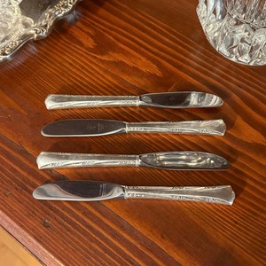 Ensemble de couteaux à beurre en acier inoxydable Corinth, 4 pièces, bord droit, couverts de cuisine, finition argentée - Product Image 1