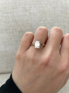 แหวนเพชรทรงเอเมอรัลด์สำหรับผู้หญิง ทอง 14K แหวนหมั้นคลาสสิก ประดับด้วยพลอยเพาะเลี้ยง - Product Image 1