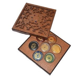 Artisanat en pierre semi-précieuse Coffret cadeau sept chakras le plus vendu avec ensemble de pierres chakra gravées - Product Image 1