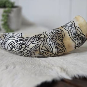 Corne à boire viking avec motif Fenrir ou Corbeau, gravée, en corne de vache, de qualité alimentaire - Product Image 1