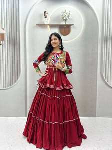 Ensemble festif Garba Ready en coton, comprenant Choli, Lehenga, Gamthi, Koti, avec ornements en miroir, Sikka, dentelle et ruban, et jupe évasée de neuf mètres (IZN 120)DC - Product Image 2