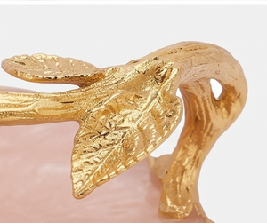 Plateau en résine de couleur pêche élégant et luxueux avec poignées en feuille d'or, idéal pour un service raffiné et une décoration intérieure contemporaine. - Product Image 2