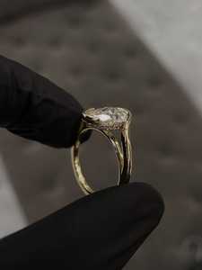 Bague de fiançailles en moissanite de qualité supérieure, bijoux élégants et raffinés pour les propositions, les mariages et les anniversaires, disponible à la vente - Product Image 1