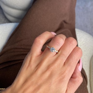 แหวนหมั้นเพชรทรงกลมเจียระไนแบบบริลเลียนท์เคลือบทองคำขาว 18K สำหรับผู้หญิง สไตล์คลาสสิก - Product Image 3