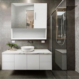 Mobile Bagno FCH con Una Anta a Specchio e Una Anta in Legno, Bianco RT in MDF con Vernice Spray, Vanità Moderna - Product Image 1