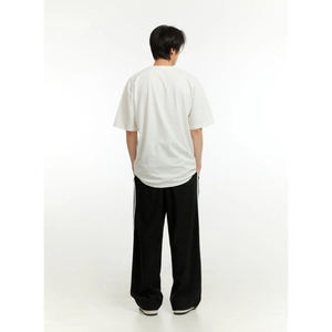 กางเกงวอร์มกีฬาผู้ชายมีสไตล์พร้อมแถบข้าง |   โลโก้ที่ปรับแต่งได้ |   สวมใส่สบาย เหมาะสำหรับชุดลำลองและชุดกีฬา - Product Image 4