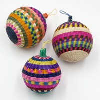 Assortiment de boules de Noël artisanales en paille de mer, décorations suspendues en herbe marine